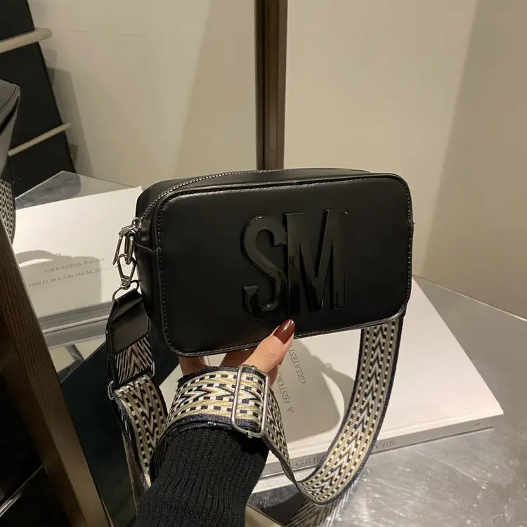 

Новая модная маленькая квадратная сумка 2026 года, роскошная регулируемая сумка через плечо, шикарная универсальная повседневная сумка для ежедневного использования