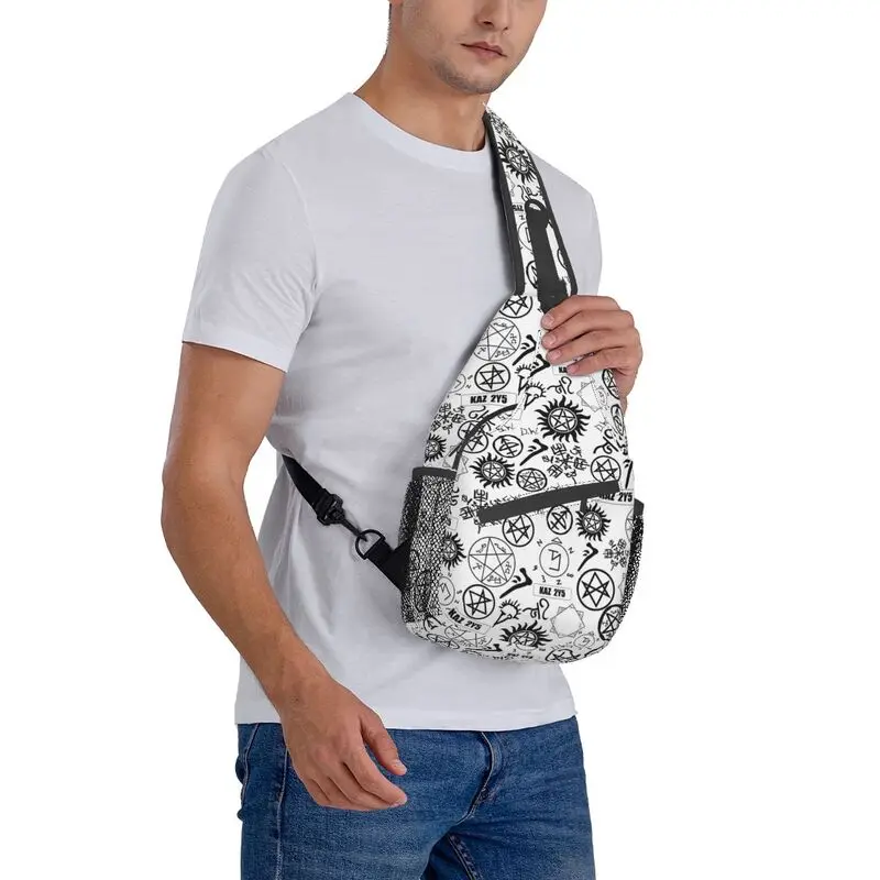 Mochila cruzada con patrón de símbolos supernaturales para hombre, bolso de hombro personalizado para el pecho y el pecho, mochila de viaje