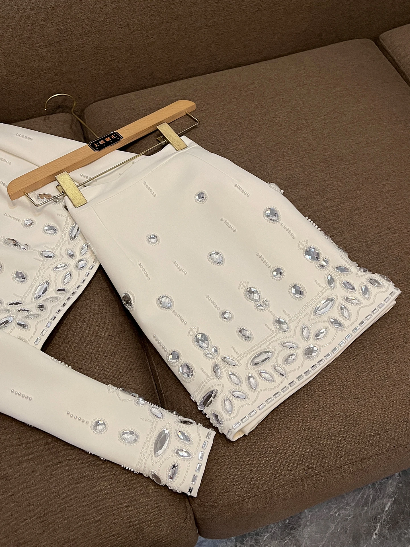 Set atasan dan rok berhias berlian imitasi, desain elegan dengan bordir tebal, pakaian kasual bisnis wanita dua potong.