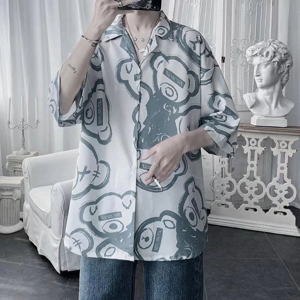 قصيرة الأكمام قميص الرجال الاتجاه الكوري البرية فضفاض الصيف قميص مطبوع معطف Ins هونغ كونغ نمط ملابس علوية بلوزة قميص للرجل