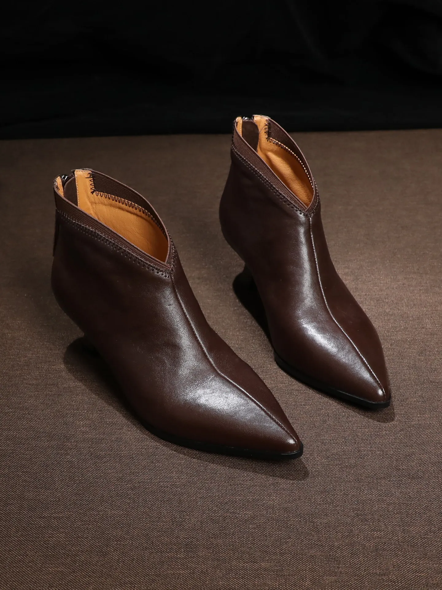 SHOEBOX Retro leather V-neck slim heeled short boots for women in autumn and winter 2026, combined with velvet, simple