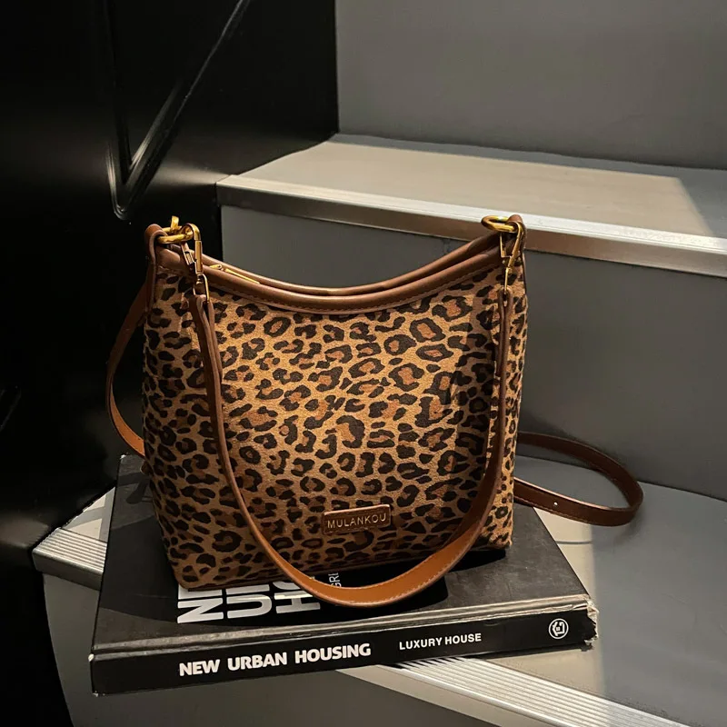 

2025 Niche Underarm Bag, Luxe Bucket Purse for Women, Minimalist Shoulder Tote, Versatile Crossbody Bag, Chic Day-to-Night Bag​