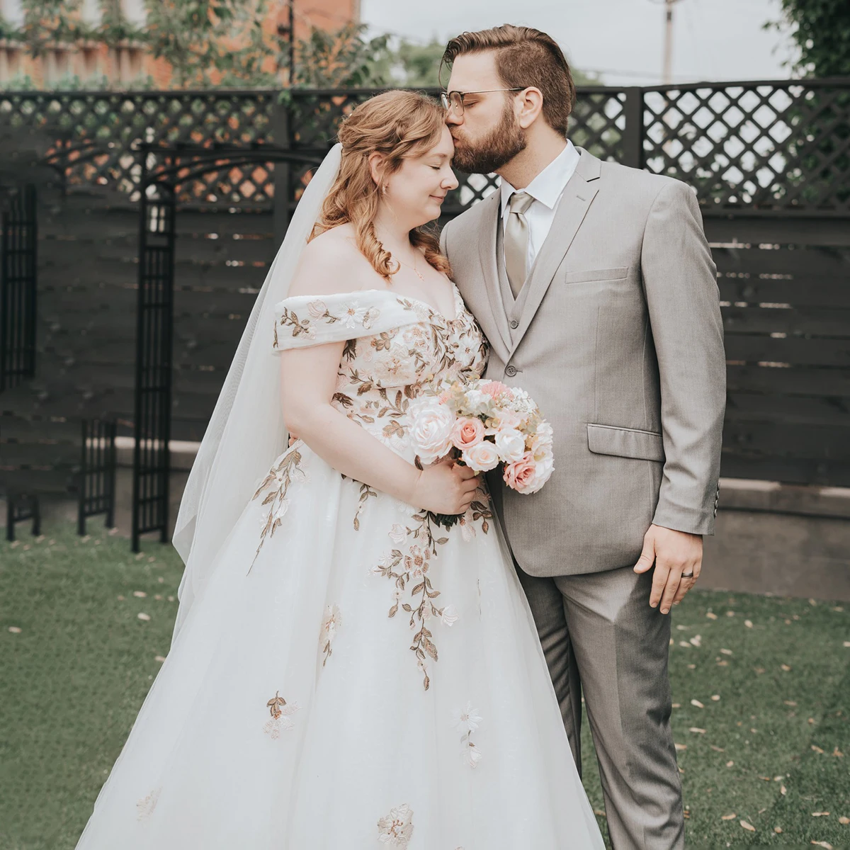 Off Shoulder Big Size Appliques Bohemian Wedding Dress Customized Sweetheart Floral Colorful Tulle Overlay Unique Bridal Gowns