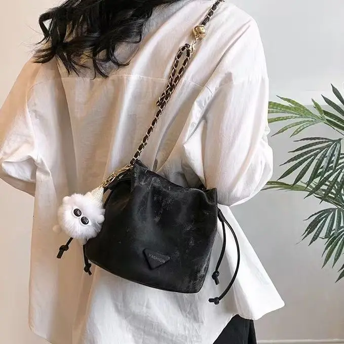 Popular Explosive Small Bag Women\'s New High-end Sense Niche Chain Crossbody Bag Single Shoulder Bucket Bag