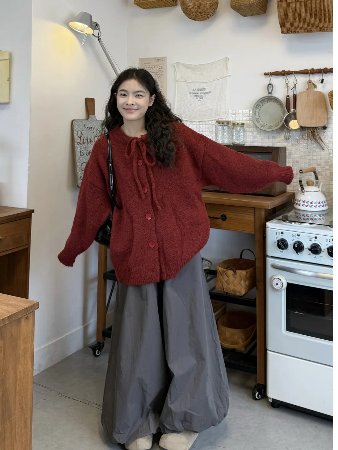 

Комплект: Женский свитер больших размеров и красные свободные брюки с широкими штанинами. Модный осенне-зимний ансамбль с высокой талией. Удобный и стильный.