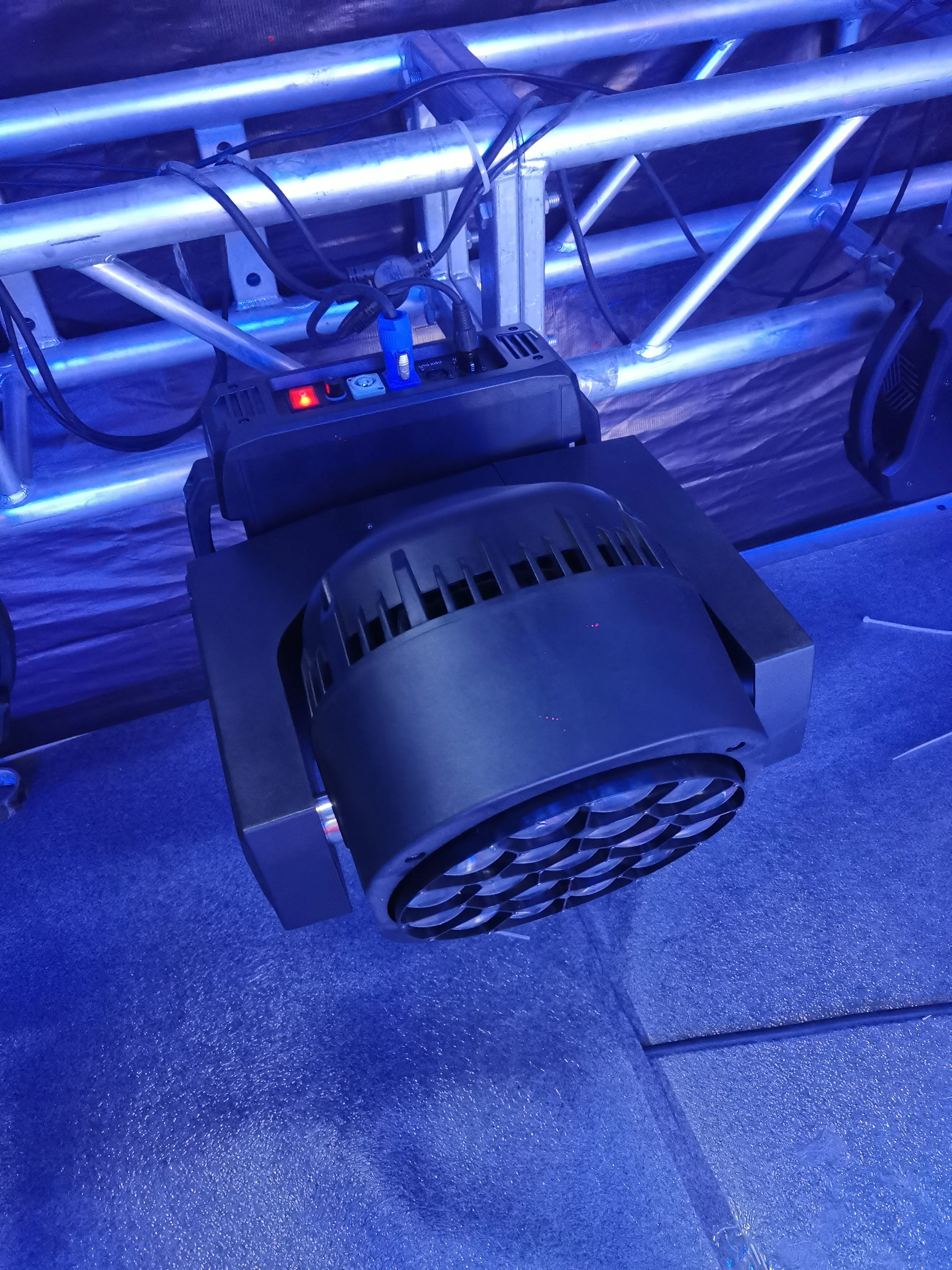 Future Wholesale Zoom BEE Eye 19X15W 4-in-1 LED Wash