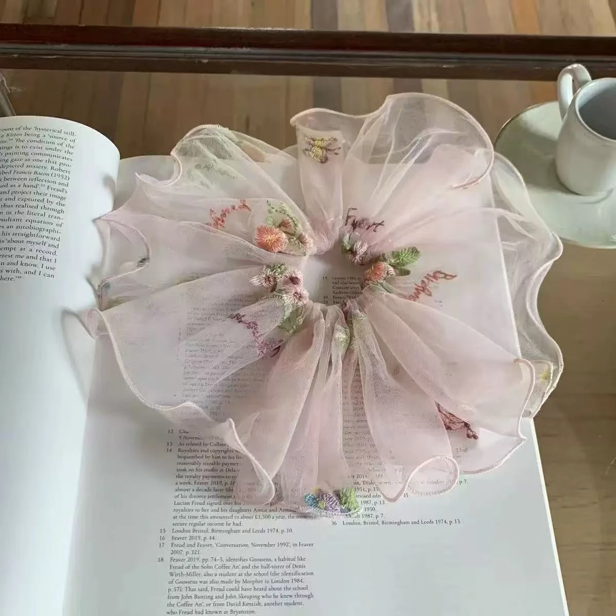 1 Stück Haargummi mit Blumenstickerei, großer Darmhaargummi, neuer Super-Fairy-Landhausstil, zum Binden von Pferdeschwänzen und Duttfrisuren, Haarblume – Detail 5
