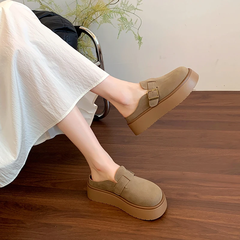 2025 جديد المرأة المألوف والأكثر مبيعا سميكة القاع النعال الخريف نمط جديد ملابس خارجية غطاء رأس النعال غير رسمية