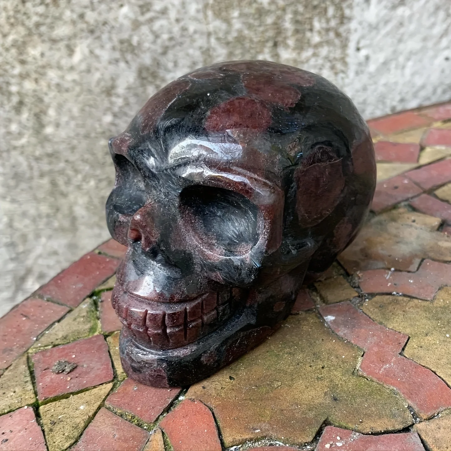 1 cráneo de cristal granate pulido raro: acabado gris y fucsia con ojos intrincados y detalles de mandíbula, decoración gótica elegante para el hogar