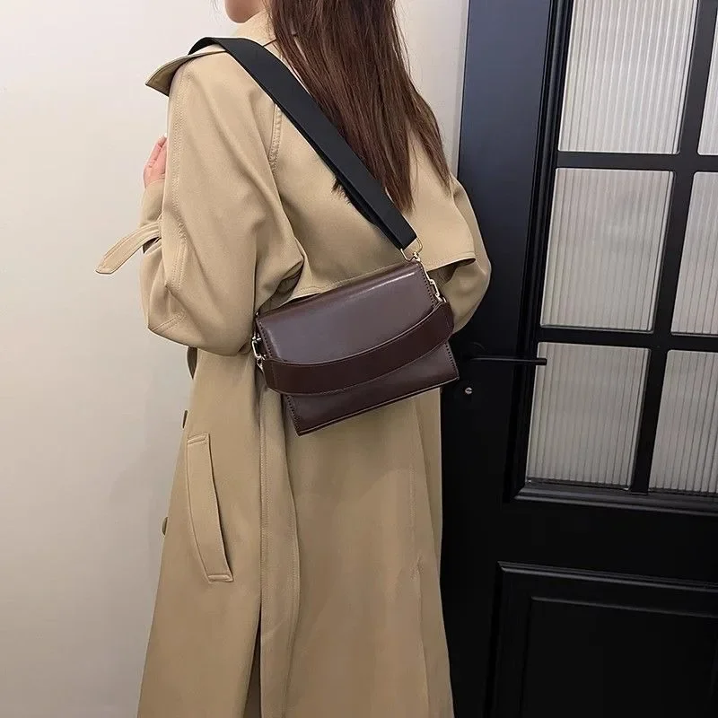 Sense of Advanced Retro Sense Soft Surface Messenger Bag Female 2024 Simple Western Style Handbag Stylish Small Square Bag