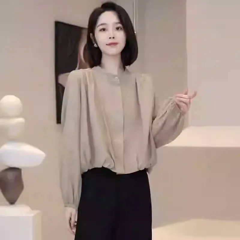 

Женская бежевая блузка на пуговицах с воротником-стойкой, длинными рукавами и оборками по низу, легкий повседневный топ