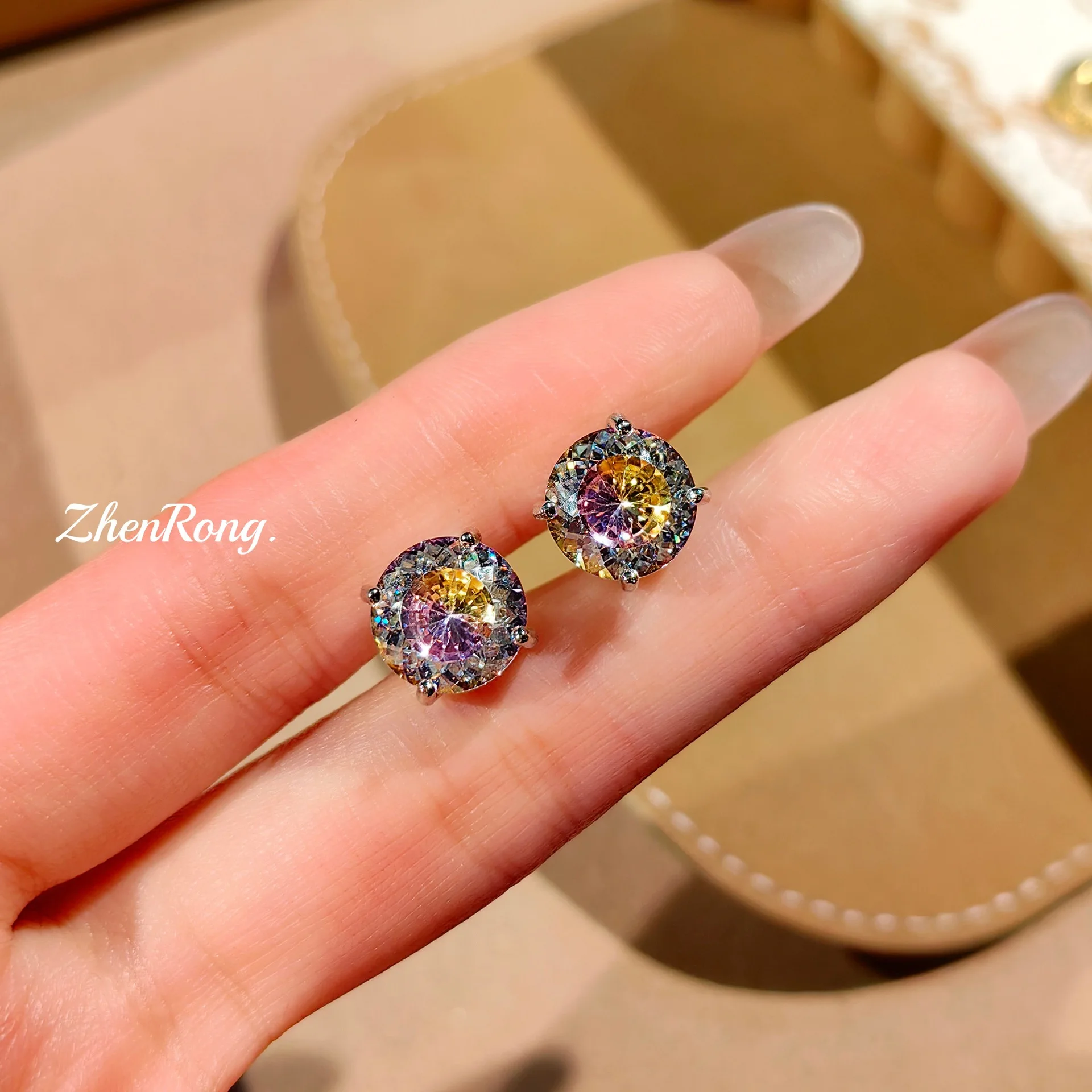 Modischer Schmuck: Wunderschöner Zirkonia-Anhänger mit Paraiaba-Schliff, Ohrringe mit Rosenschliff-Diamanten, königsblauer Ring – Damen-Hochzeits – Detail 15