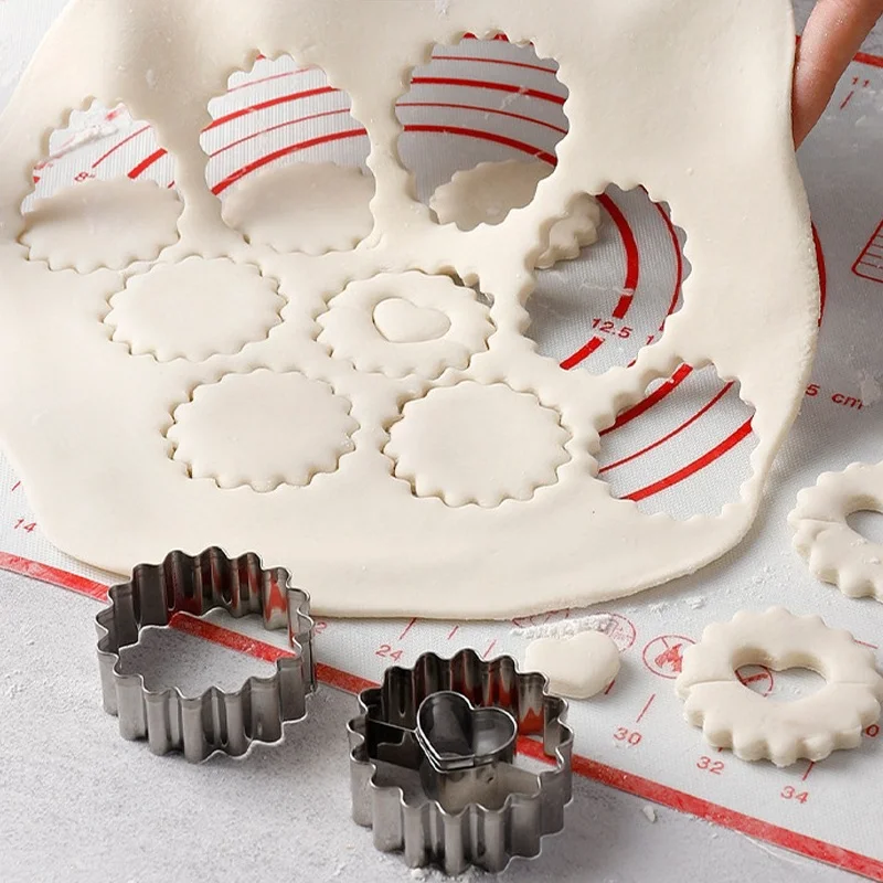 Blumenförmige Keks- und Kuchenprägeform, Marmeladen-Sandwich-Valentinstag-Keksausstecher, Herzförmige Gebäck- und Biskuitform, Backwerkzeuge – Detail 2