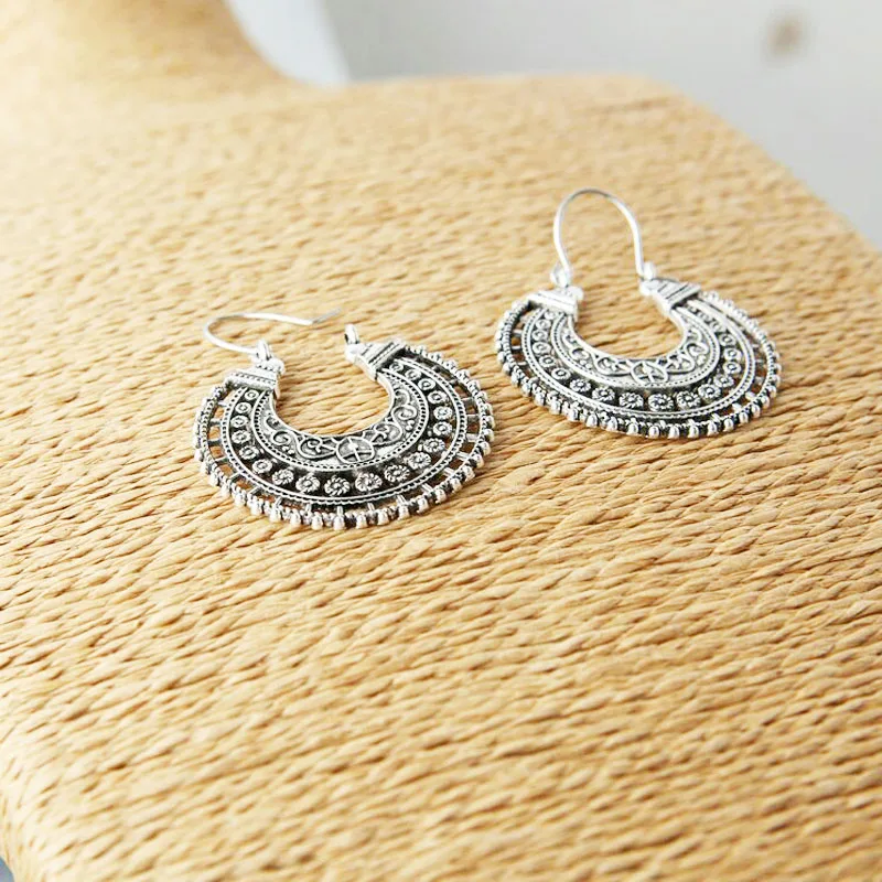 Bohemia Antique Silver Color Hollow Arabesquitic U Shape Hoop Earrings For Women Ethnic Jewelry Indian Earring Bijoux Brincos