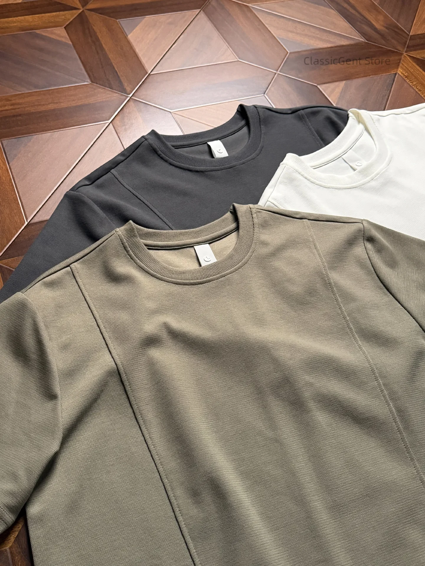 Light moisture detail finishing touch Double vertical seam splicing White half-sleeved T-shirt, soft and delicate to the touch