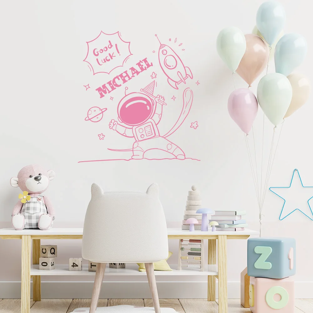 Calcomanía de pared de astronauta con nombre personalizado, decoración Mural extraíble para sala de estar y dormitorio, Pvc Diy extraíble, 1 ud.