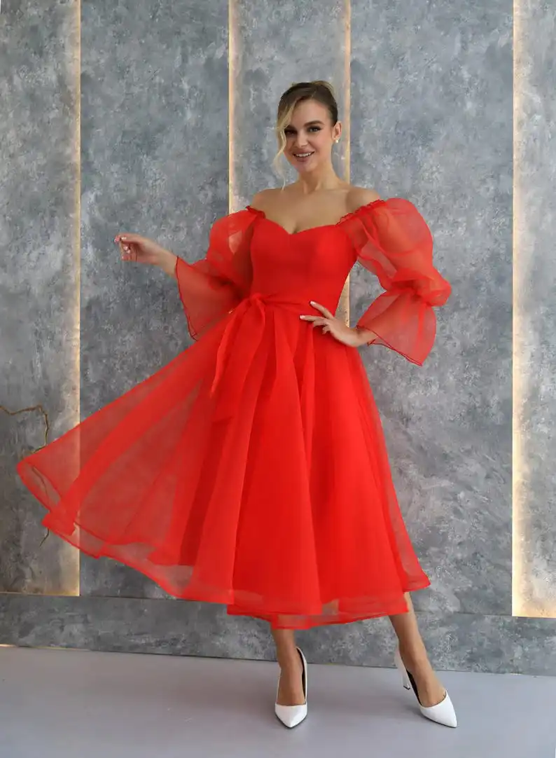 Robe de soirée de vacances en organza midi avec corset rouge. Robe féerique de nouvel an, épaules dénudées, robe formelle pour femmes élégantes