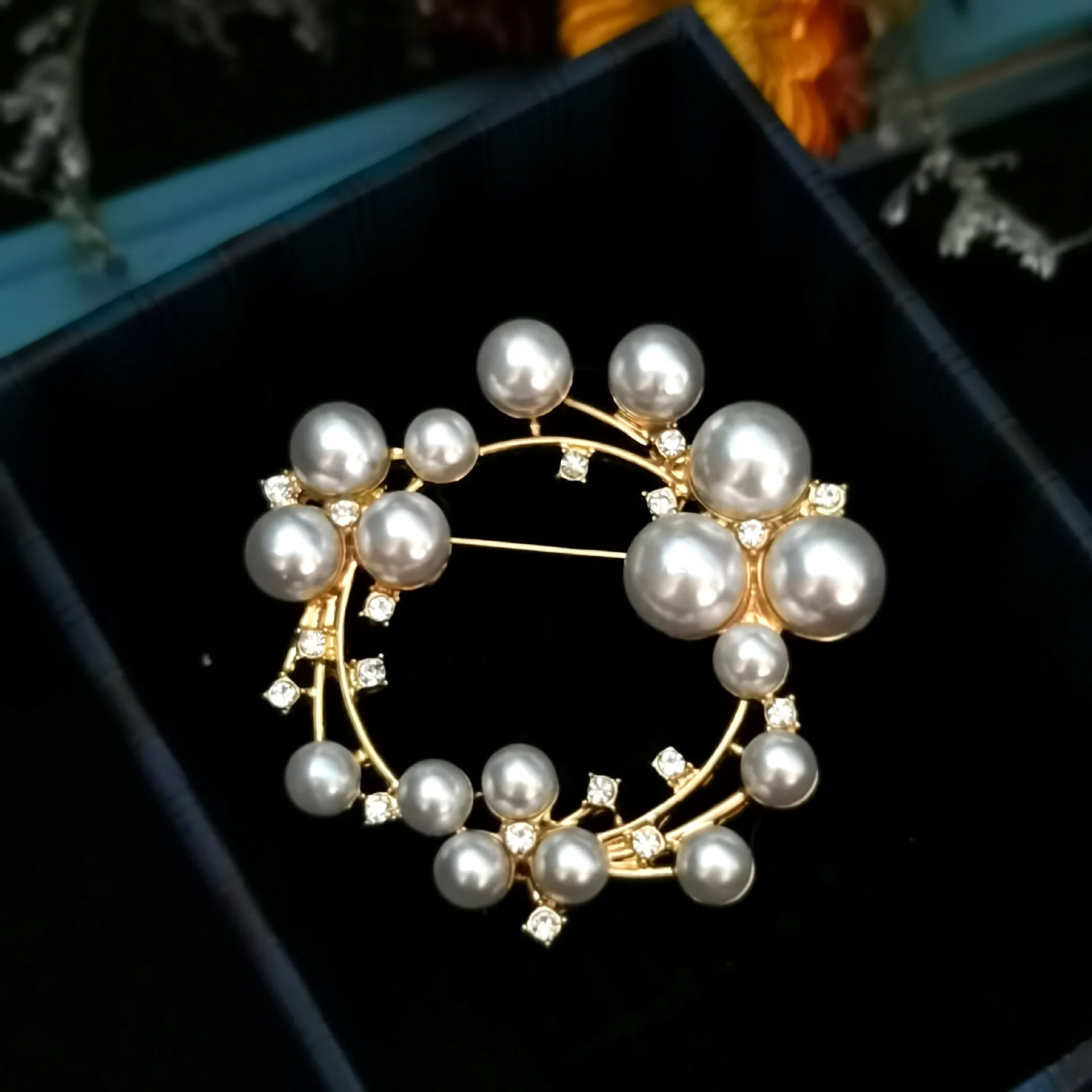 Elegant Alloy White Pearl Crystal Rhinestones Flower Brooch Pins For Women Girls Wedding Christmas Jewelry Gift