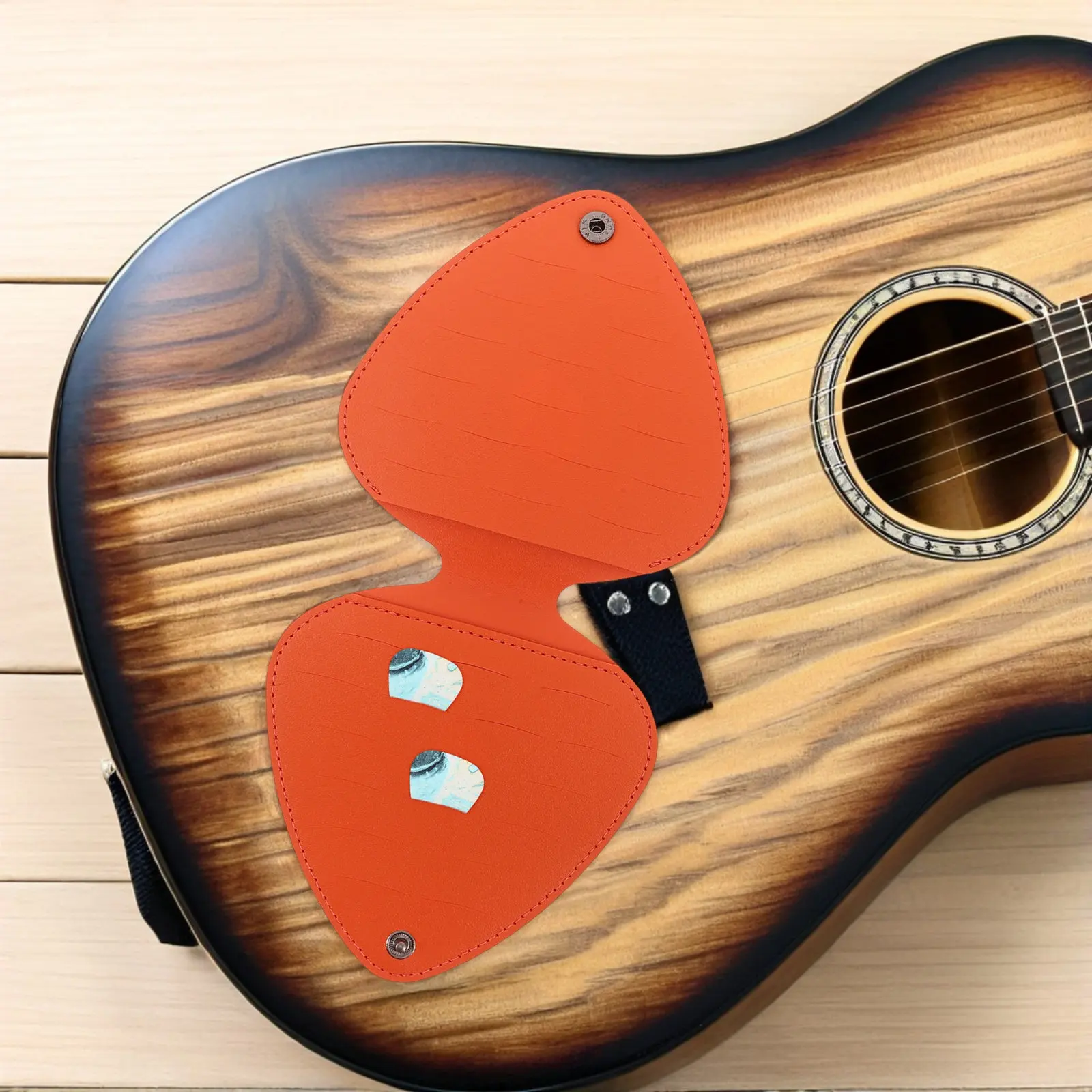 

Комплект из 2-х аксессуаров для гитары - компактный футляр для гитарных медиаторов с ярким дизайном для путешествий и выступлений - портативный.