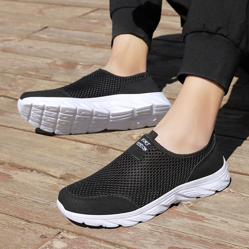 Sepatu pria musim panas bernapas Mesh lembut ringan berjalan kasual sepatu Travel pantofel pria Slip-On Sneakers ukuran besar 39-46