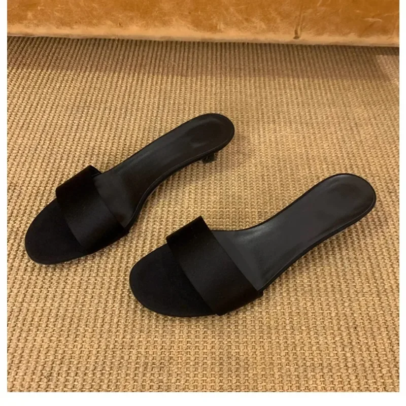 

Summer new one-piece slippers for women with simple round toe and exposed toe silk, wearing thin heeled sandals on the outside