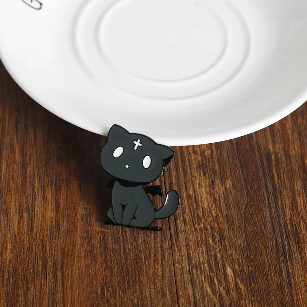 Lindo gato negro Chomsuke insignia broche Anime Kono Subarashi Sekai Ni Shukufuku Wo mago del arco Megumin's mascota Cosplay joyería regalo