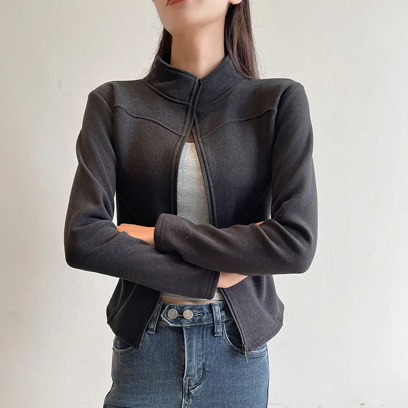 

Короткая женская куртка на осень и зиму, приталенная, с начесом, утепленная, теплая, с воротником-стойкой, из овечьей шерсти