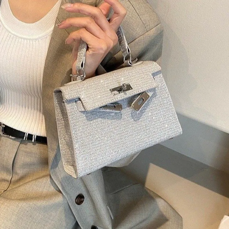 

Versatile Female Bag with Printing Design, Crossbody or Underarm Wear, Stylish and Functional for Women