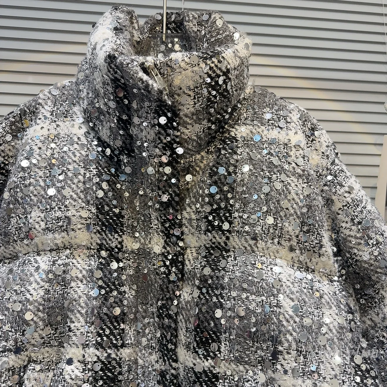 معطف شتوي قصير ببطانة للنساء لعام 2024 معطف نسائي جديد مزين بالترتر من التويد للصناعات الثقيلة سترة خبز دافئة للشارع #4