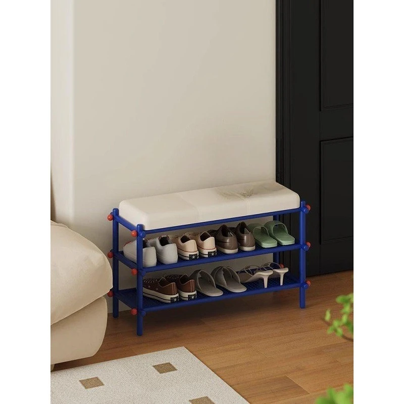You can sit on a shoe stool at the entrance of the household, and enter the entrance with a shoe stool.