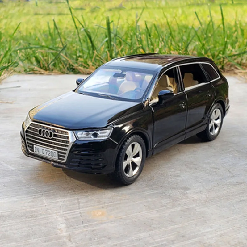 1/32 Audi Q7 SUV modello di auto in lega pressofuso veicoli giocattolo in metallo modello di auto alta simulazione collezione di suoni e luci regali