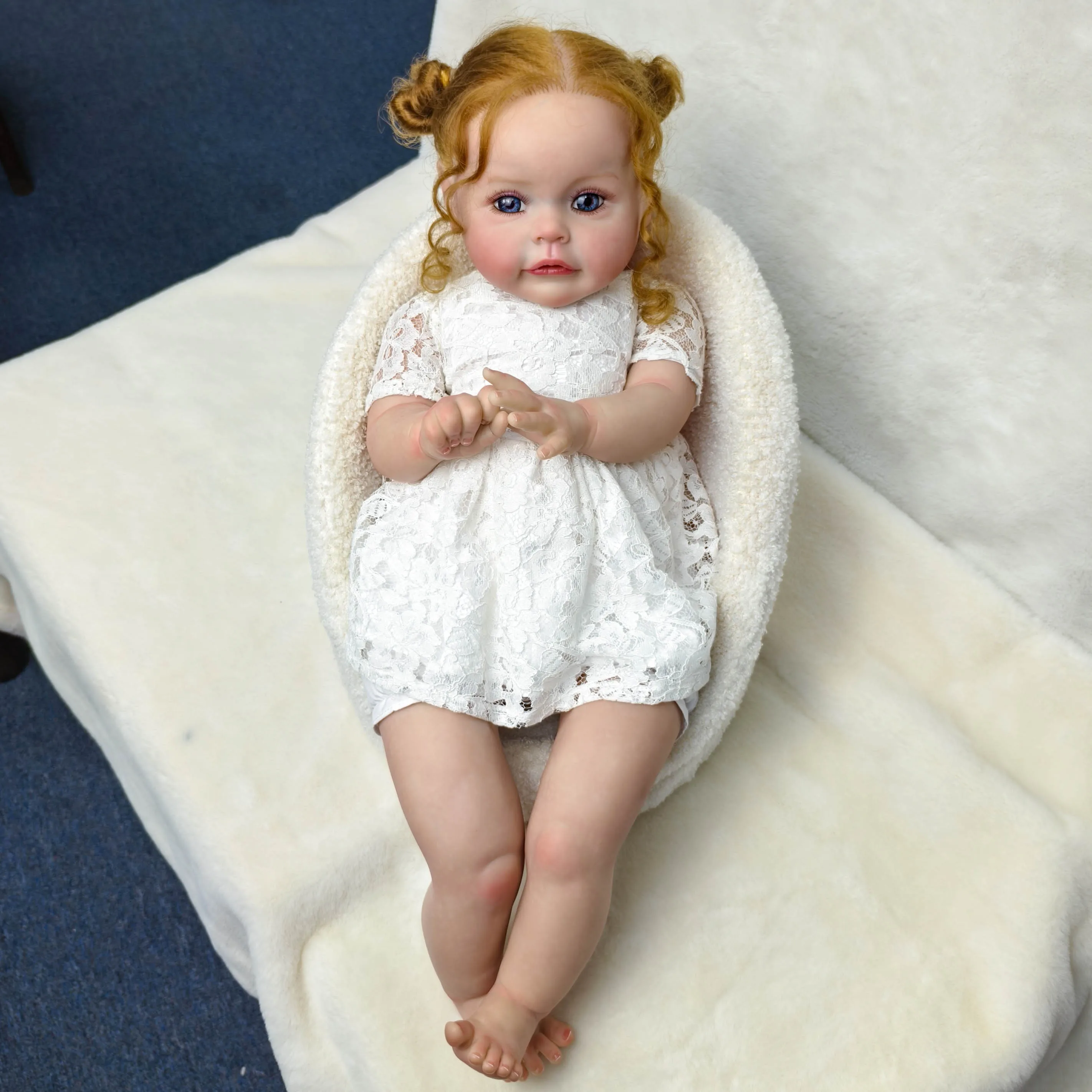 Muñeca Reborn de vinilo de 22" - Pelo largo y rizado rubio coleccionable raro, ojos azules, vestido blanco, soporte para sentarse posable, caja de regalo