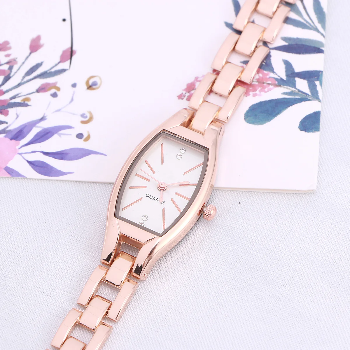 

Quartz Watch Noble Stylish Golden White-Faced Simple Elegant Wristwatch Perfect Gift for Women New Year Birthdays
