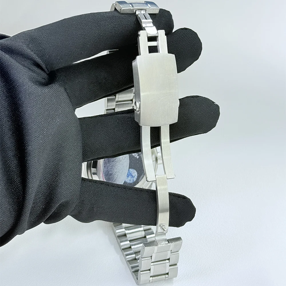 Das 39,7mm VK63 Uhrengehäuse ist Silber-Weiß und Blau-Schwarz, mit silberbeschichtetem Glas und VK63 Quarz-Chronograph-Armband. – Detail 4