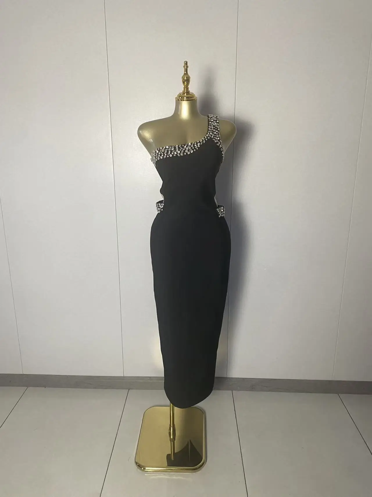 2025年新作 レディース 高級 ワンショルダー ダイヤモンドカットアウト ブラック ボディコンドレス 2025 エレガント イブニングクラブ 高級 バースデーパーティードレス