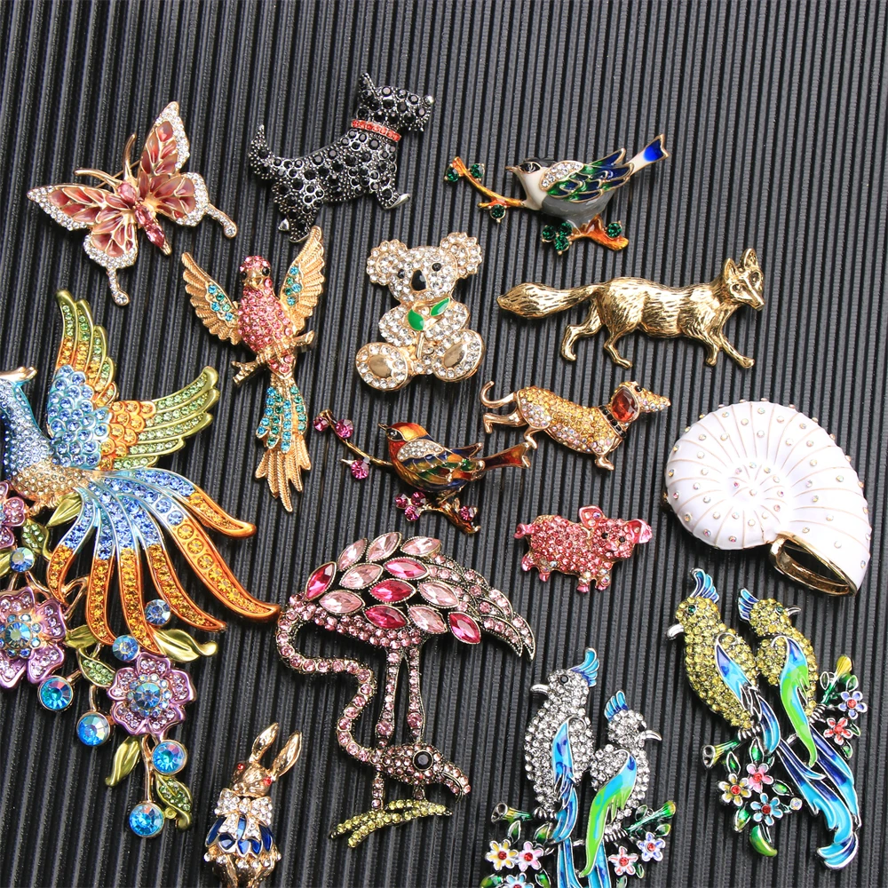SKEDS Crystal Animal Brooches for Women Shiny Rhinestone Pins Cute Pig Dog Bear Elegant Peacock Butterfiy Corsages Badges