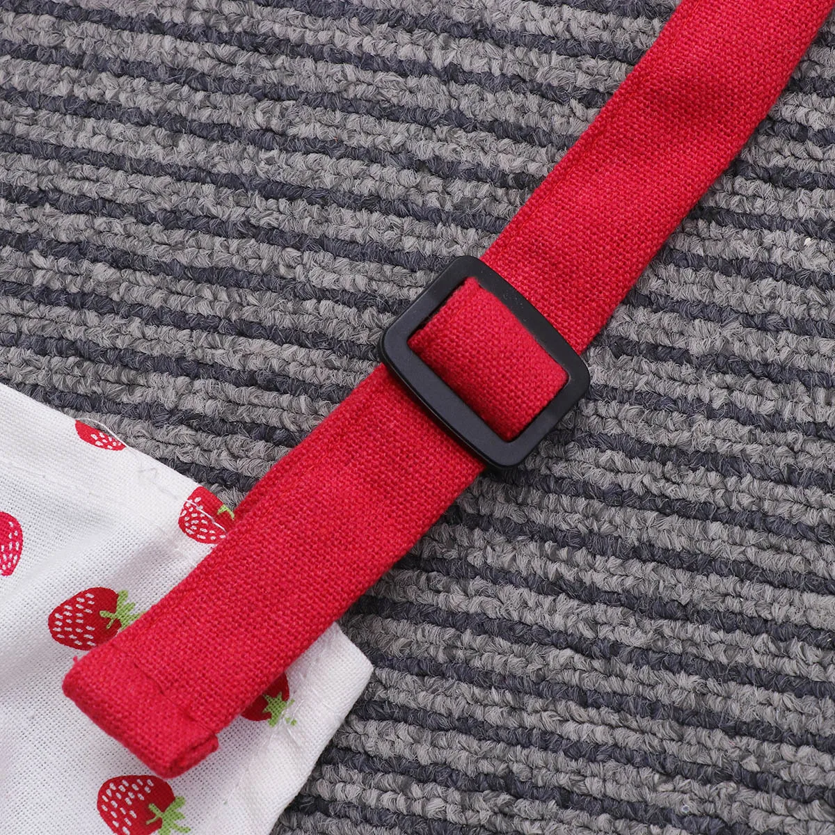 

Children Cotton Apron Small Size Strawberry Pattern Adjustable Neck Strap Kids Cooking Baking Outdoor Bbq Painting Aprons
