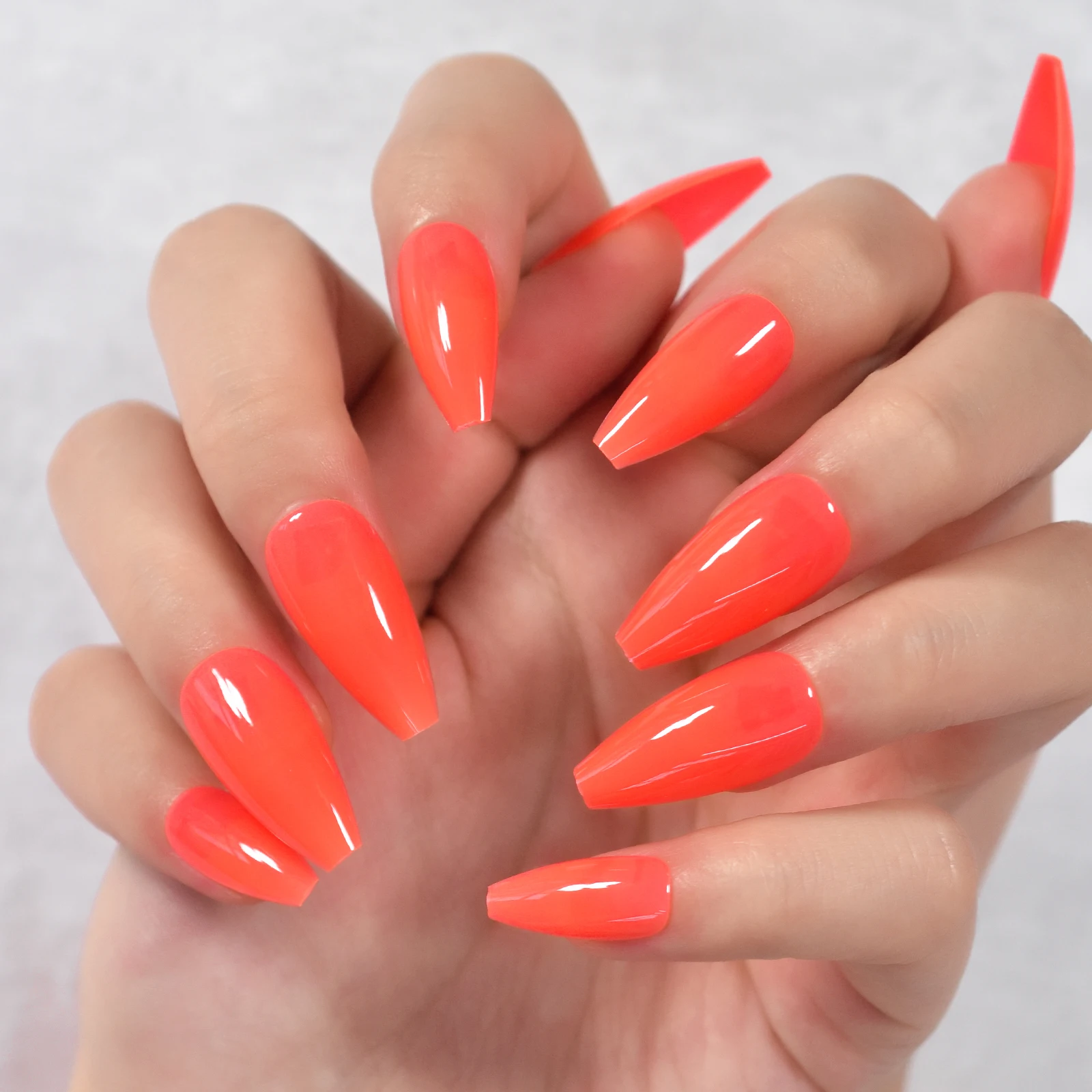 女性と女の子のための偽のネイル、素晴らしいパターン数、利用可能、ハンドアート