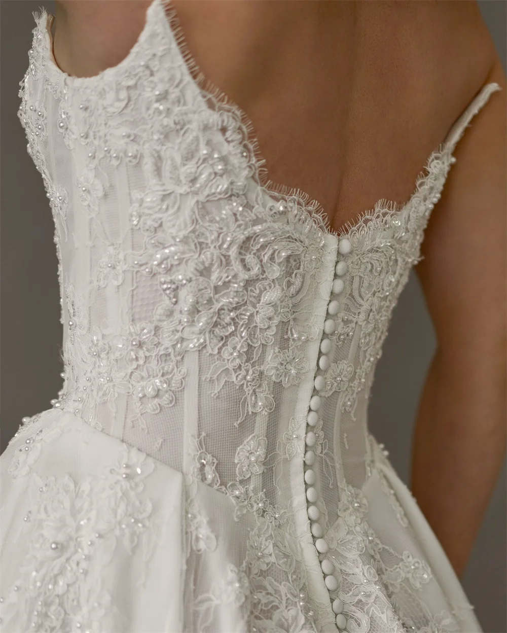 Gaun Pengantin Tokyo Putih Kustom dengan Belahan Tinggi di Samping, Elegan Tanpa Tali Tanpa Lengan, Gaun Pengantin dengan Ritsleting Belakang Model A-Line