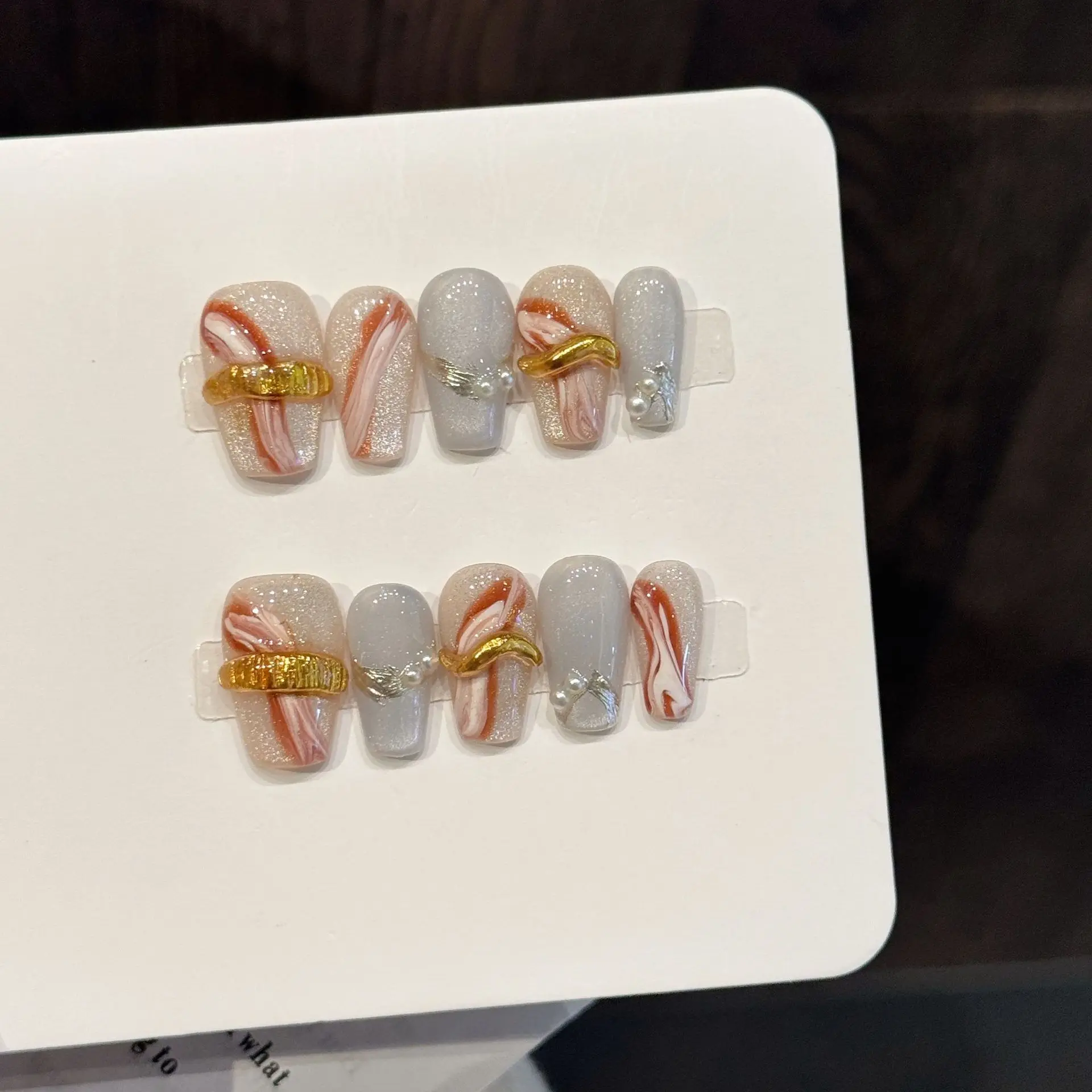 Ongles à pression faits à la main, 10 pièces, embellissement doré clignotant, lumière de luxe et sensation rétro, pointes détachables portables