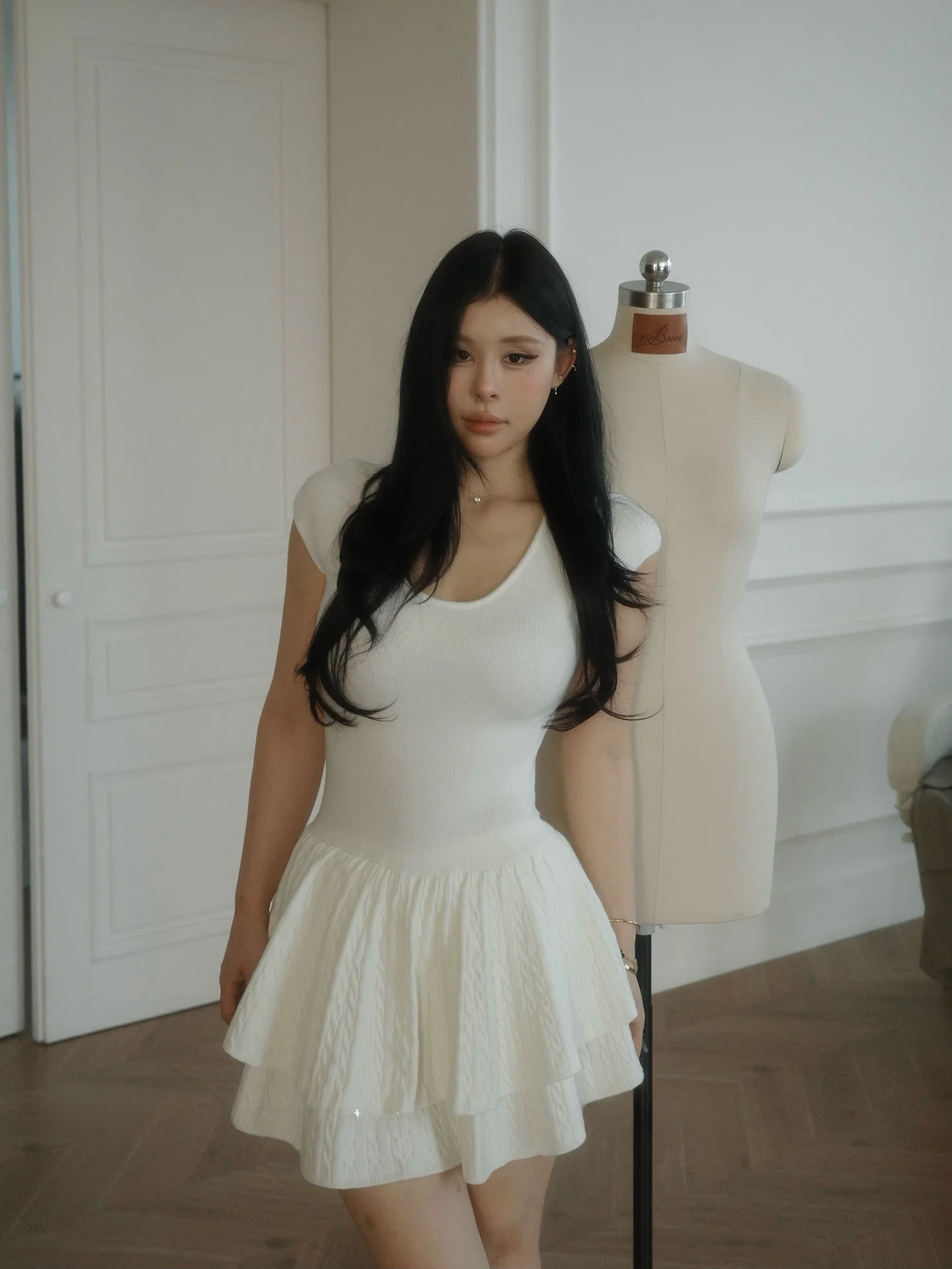 

Весна 2026: Новинка! Вязаное плиссированное платье А-силуэта для полных женщин, белое, с коротким рукавом, эффект похудения, стильное, с пышными рукавами.