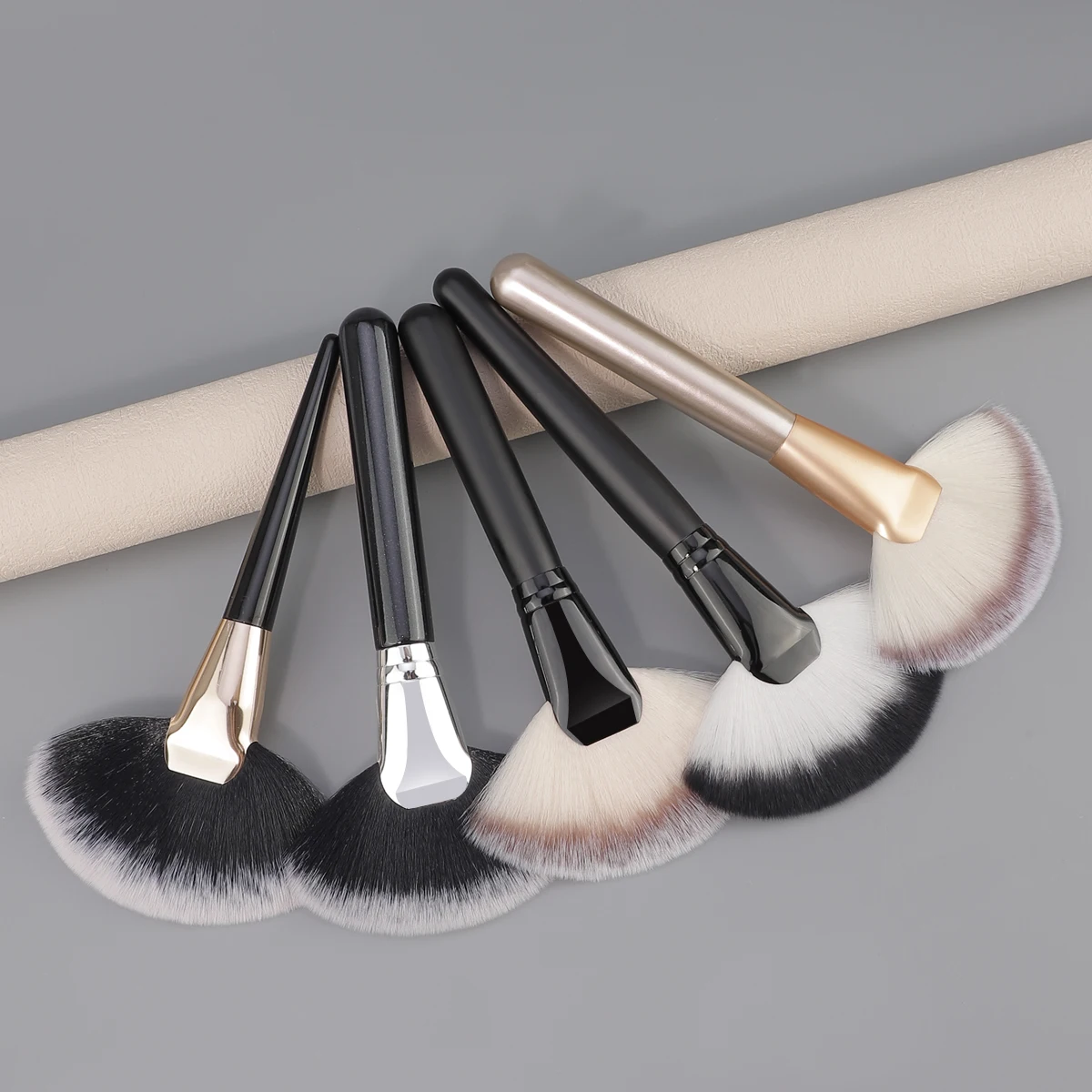 1pcs Large Fan Makeup Brushes Facial Powder Foundation Blusher Concealer Kabuki Brush Cosmetic Tools Pincel Maquiagem