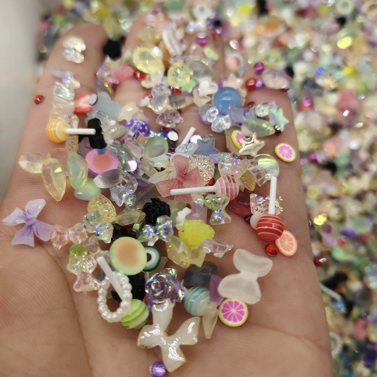 500 pièces de décorations pour ongles assorties : bonbons, fruits, nœuds, étoiles, strass en résine, ornements 3D, accessoires de décoration pour manucure et nail art DIY.