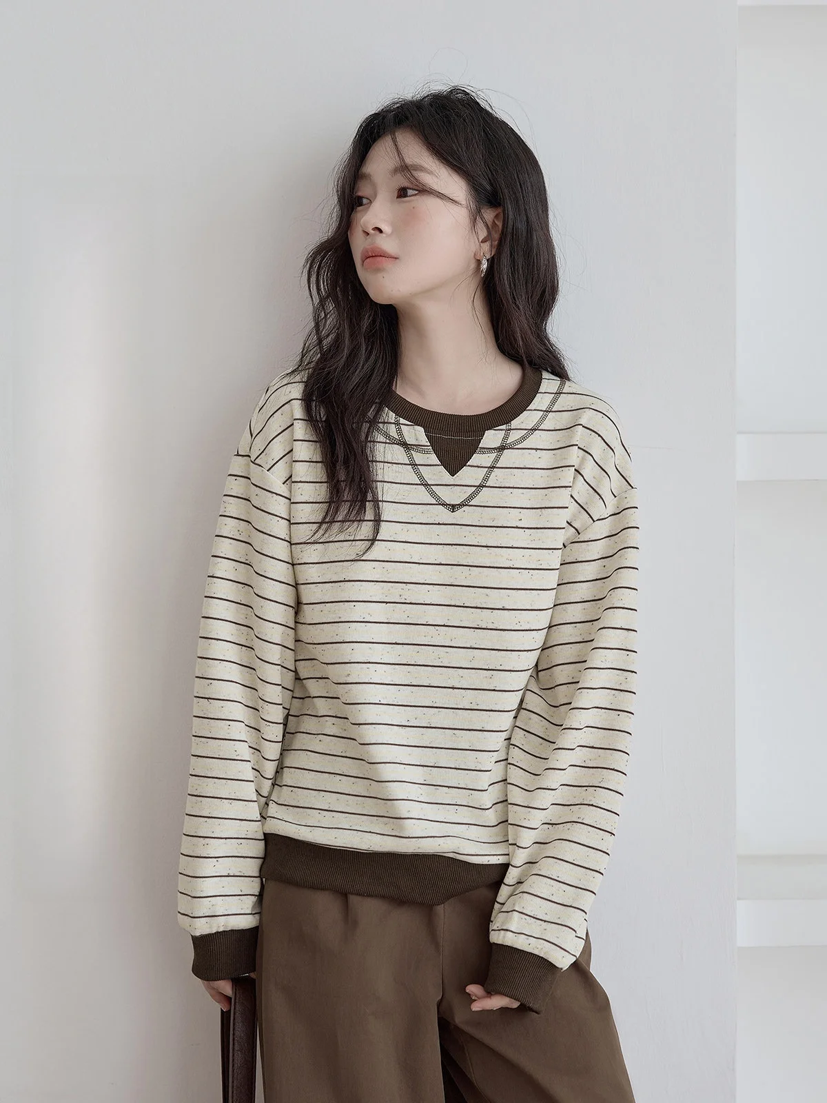 

Женская полосатая футболка HuiXi, повседневная, свободного кроя, стройнящая, весна 2026, новая, для работы, в корейском стиле, с элементами пэчворка