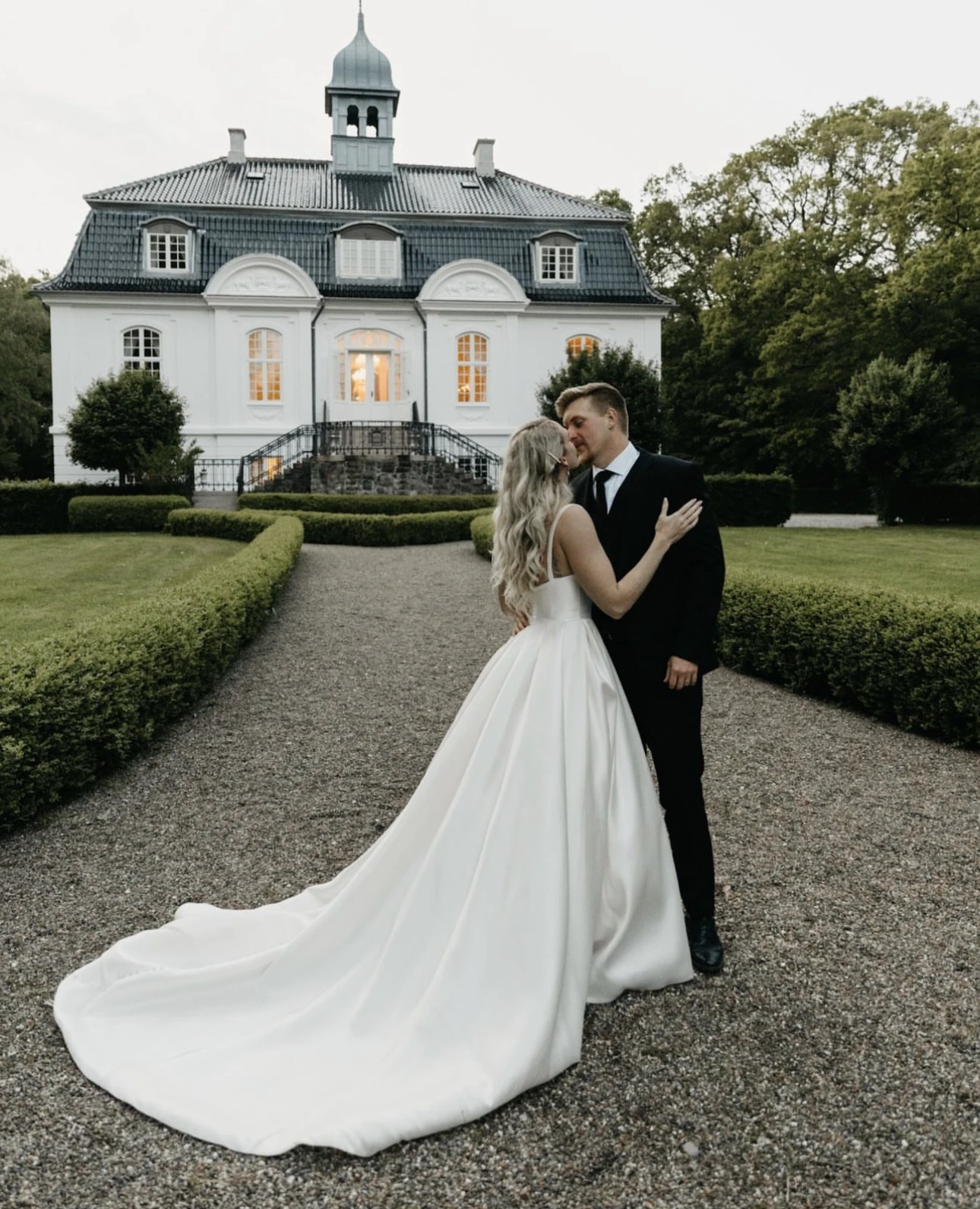 Abito da sposa classico a trapezio in raso personalizzato con spalline Abito da sposa senza schienale con scollo quadrato Piega Abiti country de