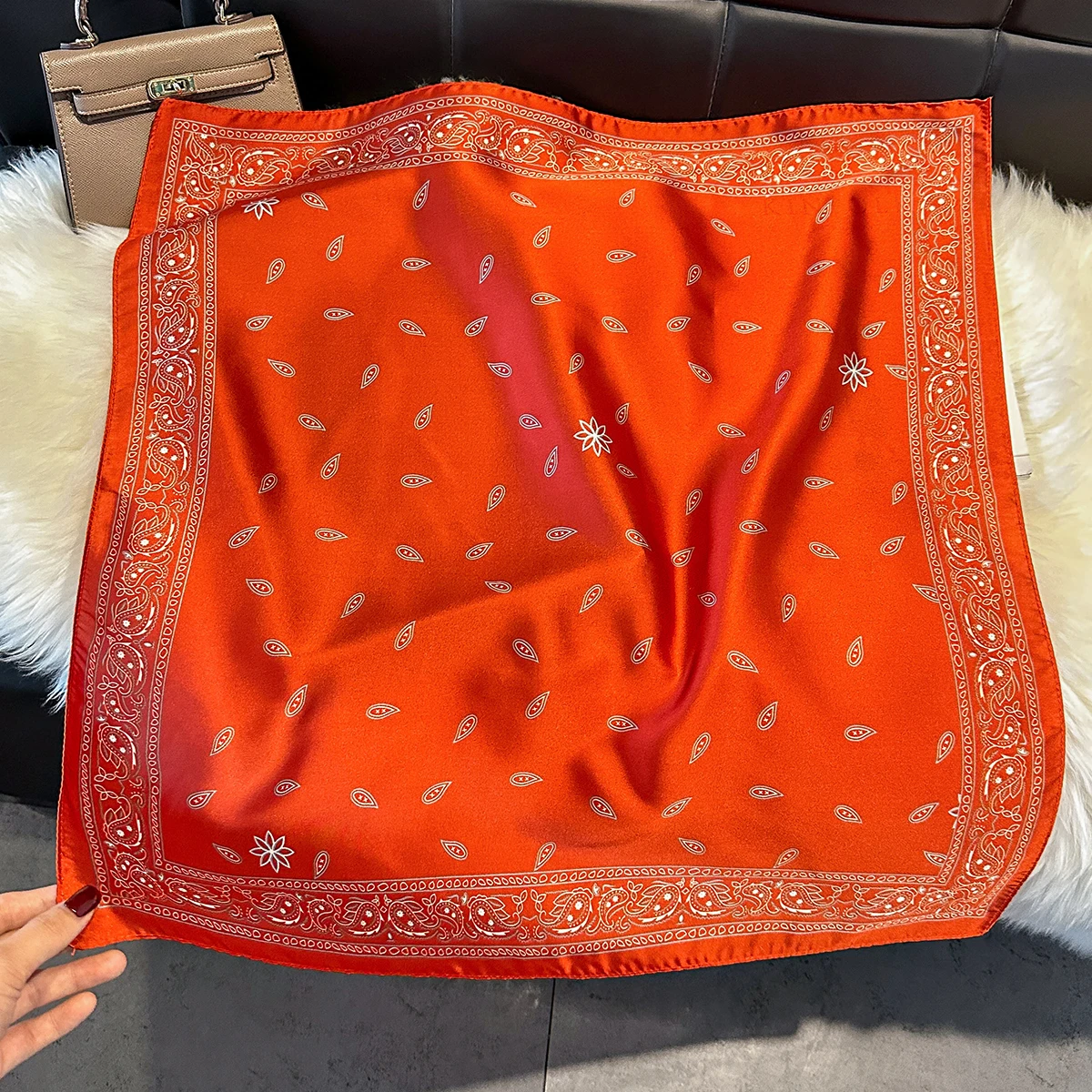 Neuer 70cm Quadratischer Paisley-Druck Seidenschal Lässiger Hijab Eleganter Dünner Atmungsaktiver Halstuch Winddichter Kopfwickel Haarbandana für Damen – Detail 6