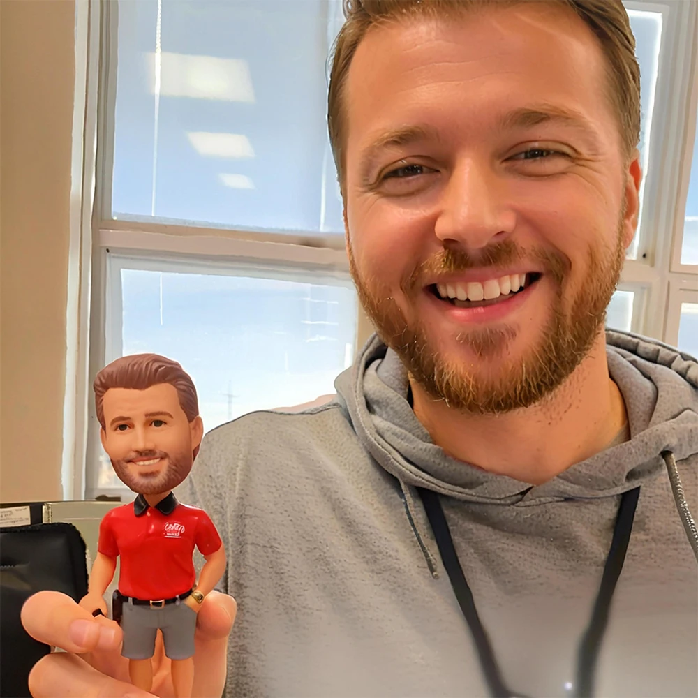 

Персонализированная фигурка Пупса на заказ, 3D мини-фигурка ручной работы, красная рубашка-поло на основе вашей фотографии