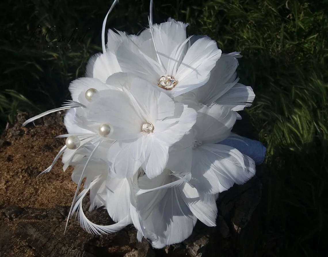 PEORCHID 2025 White Feather Bouquet For Bride Ramo De Novia Luxury Gatsby Wedding Flowers Brooch Bouquet With Pearls