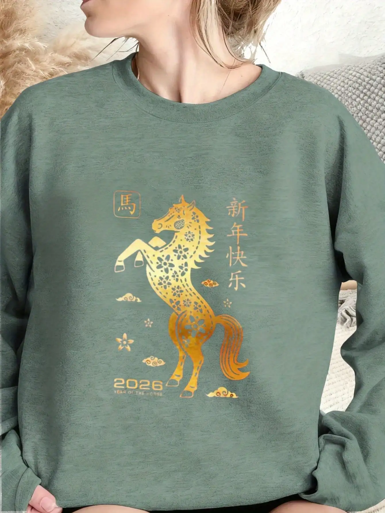 

Оливково-зеленый свитшот с круглым вырезом и золотым принтом в виде лошади и цветочным узором - унисекс, свободный крой, зимняя повседневная одежда