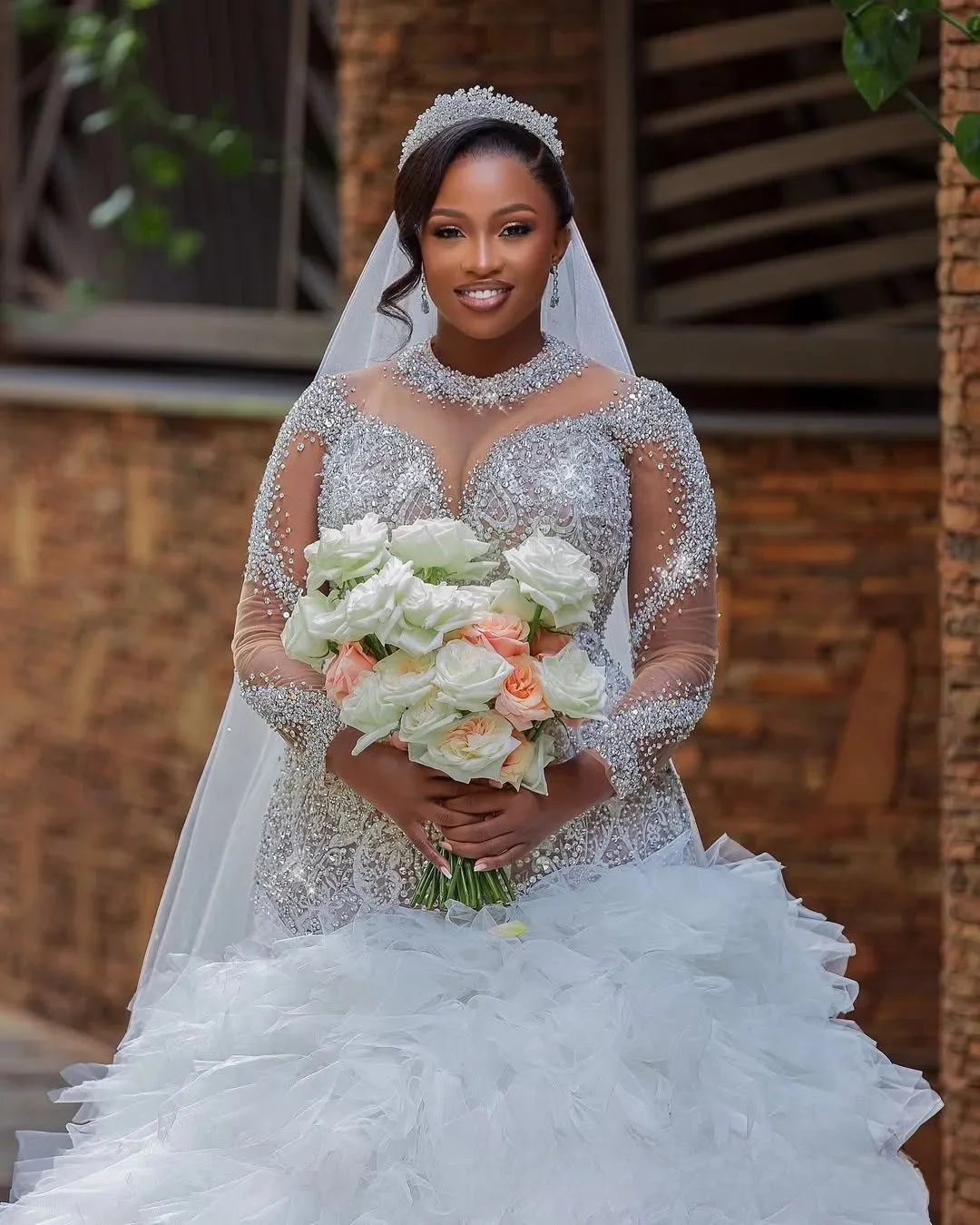 Abito da sposa a sirena taglie forti personalizzato Abiti da sposa per la sposa Sheer Illusion maniche lunghe con applicazioni di perline e pizzo